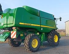 John Deere grain harvester S 690i