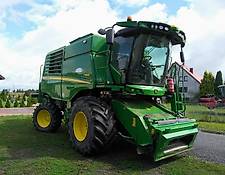 John Deere grain harvester T560